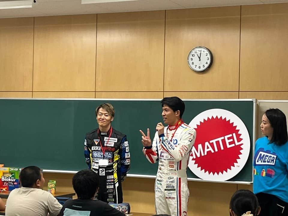 中山雄一さんのインスタグラム写真 - (中山雄一Instagram)「昨日は学校の先生🧑‍🏫 ⁡ トヨタガズーレーシングの活動で、カーボンニュートラル出張授業を名古屋市の小学校にて行っているのですが、 この度先生役として志段味東小学校に訪問させたいただきました！ ⁡ 初回ということで、教育実習の先生という立ち位置でGR車両開発の先生と佐々木先生の授業を生徒さんと一緒に学びました🔰🔰 課題に真剣に取り組む姿にはとても感動しました👨‍🦳👨‍🦳 ⁡ 来週は福岡市科学館で出張授業です！👨‍🏫🔰  #toyotagazooracing #カーボンニュートラル #名古屋市 #小学校の先生 #tgrteamsard」7月11日 9時30分 - yuone_n