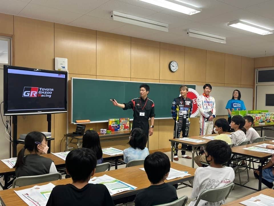 中山雄一さんのインスタグラム写真 - (中山雄一Instagram)「昨日は学校の先生🧑‍🏫 ⁡ トヨタガズーレーシングの活動で、カーボンニュートラル出張授業を名古屋市の小学校にて行っているのですが、 この度先生役として志段味東小学校に訪問させたいただきました！ ⁡ 初回ということで、教育実習の先生という立ち位置でGR車両開発の先生と佐々木先生の授業を生徒さんと一緒に学びました🔰🔰 課題に真剣に取り組む姿にはとても感動しました👨‍🦳👨‍🦳 ⁡ 来週は福岡市科学館で出張授業です！👨‍🏫🔰  #toyotagazooracing #カーボンニュートラル #名古屋市 #小学校の先生 #tgrteamsard」7月11日 9時30分 - yuone_n