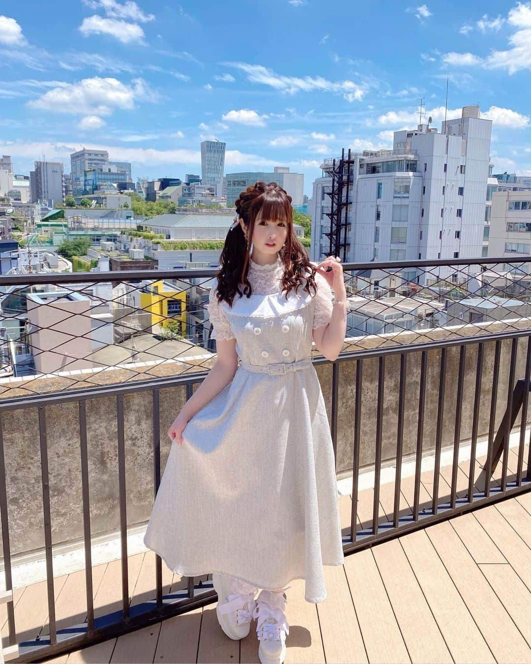 伊藤芽衣さんのインスタグラム写真 - (伊藤芽衣Instagram)「いつの日かの めいちコーデ♡ ⁡ トップス、ワンピース ともにF i.n.t さん♡ @fi.n.t_official  ⁡ スニーカーは LIZ LISAさん♡ @lizlisa_official_japan  ⁡ まっしろなのに カジュアルすぎないのが 合わせやすくてお気に入りです♡ ⁡ 夏は体調的にほんとに つらくて苦手なのだけど＊ ⁡ このお写真 お空の水色がとても きれいだった♡ ⁡ #fint  #フィント  #ガーリーコーデ　 #ガーリーファッション #リズリサ　#lizlisa」7月11日 9時35分 - itoumei