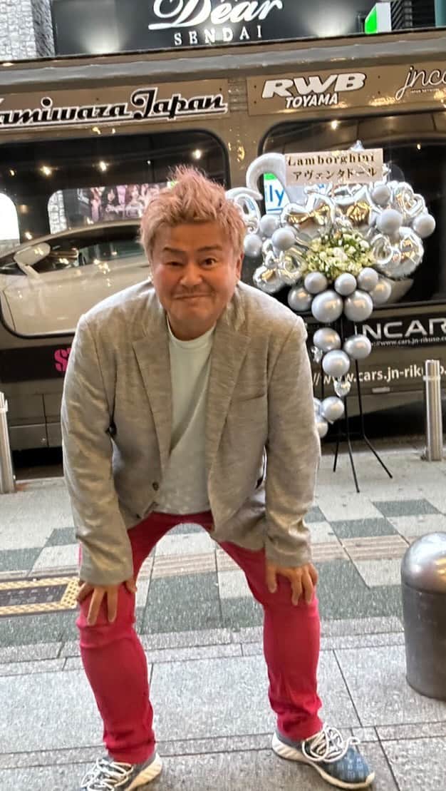 諸星伸一のインスタグラム：「⭐️アヴェンタドールプレゼント⭐️  "ランボルギーニウィニングアワード2022" 仙台市国分町のクラブディアSENDAIにて京都の30代の方 が当選し納車式を国分町にて行いました✨ ランボルギーニ飲んでランボルギーニGET✨ おめでとうございます✨  #lamborghini #ランボルギーニ #lamborghiniwinningaward #ランボルギーニウィニングアワード #当選 #アヴェンタドール #仙台 #国分町 #京都 #シャンパン #ランボルギーニシャンパン #morohoshi #諸星伸一 #fightingstar #ファイティングスター #マルシェジャパン #japan」
