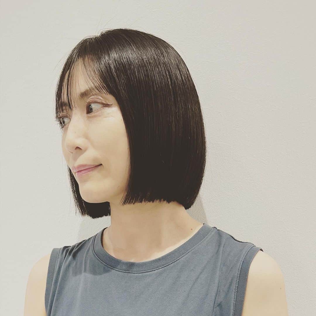 松川浩子さんのインスタグラム写真 - (松川浩子Instagram)「雨の湿気で 大変なことになってたので ストレートにしました。  頭が急に小さくなったみたい。 髪を切ったら身体も軽くなった気分です。  ただ前髪は作りましたが さほど切ったわけでもないのに 印象は変わったようで みんなに気づいてもらえました。  ここからの暑い夏 頑張って乗り切りましょうね〜🌞  #ストレートヘア #実は半年毎かけてる#今回は梅雨に間に合わなかった#くせ毛#前髪は時間との勝負#多分すぐあげてしまう」7月11日 9時39分 - hiroko_matsukawambs