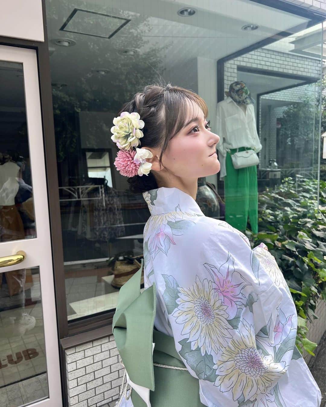 石綿日向子のインスタグラム：「🎐 薄めの涼しい色も好き☘️ しっかりひまわり〜 GRLはリーズナブルで やっぱり流石！髪飾りもALL！  #浴衣 #浴衣コーデ #浴衣ヘア」