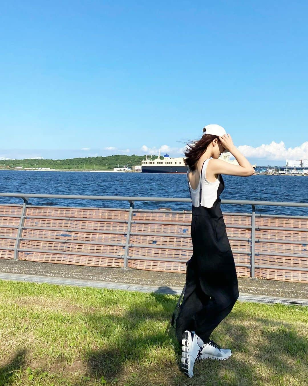 永田明華のインスタグラム：「先日の#BBQ 風は最高に気持ち良いしお酒美味しいし、ほんとバーベキュー大好き💕  その時の#コーデ は  #plst の#サロペット　に #gu の #リブタンクトップ    @fwrd で購入した #goldengoose のキャップと  スイス生まれの高機能シューズ #on 👟 見た目もかっこよく履き心地最高❣️  もうすぐ息子たち夏休みかぁ、、、活躍するね🤔 ・ ・ ・  #プラステ#プラステコーデ #サロペットコーデ #ルックフォーワード #lookfwrd#バーベキューコーデ #公園コーデ #モノトーンコーデ #キャップ女子」