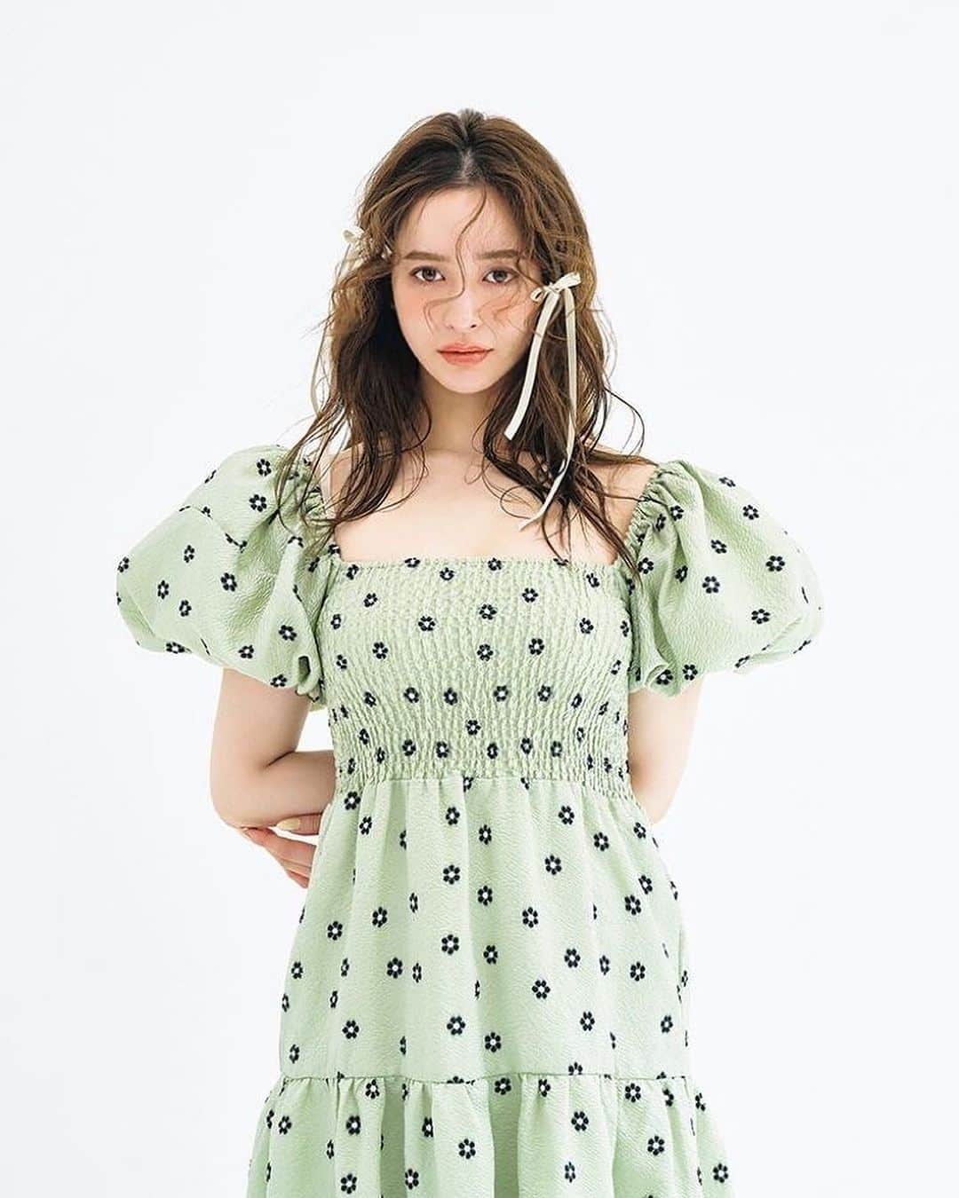 野崎萌香のインスタグラム：「明日発売のsweet magazine August issue🐝🌿☀️  @sweet_editors お気に入りのページをちょこっとみせ😘  みんなもう夏の予定はきめた？🗓✨」