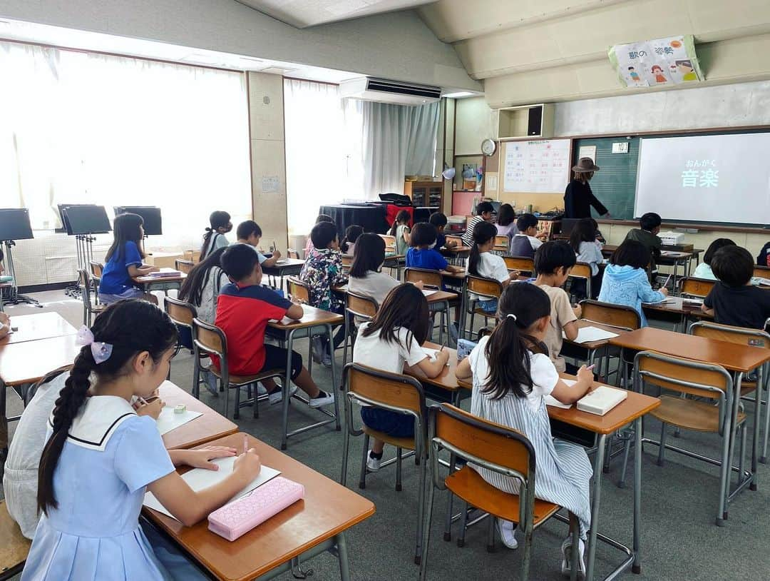 YoYoのインスタグラム：「GAKU-MC先輩が長年企画されている【アカリトライブ】が小学校で開催される！という新たな回にお声がけいただき"小学校で先生を務める"という体験をさせていただきました！  "七夕の日"にちなんだ「夢の叶え方」の授業。 最初は、そんな偉そうな事は語れるのか！？と思ったのですが、冷静になったら小学生のみんなへの授業。鏡を見つめれば自分、経験豊富な大の大人w これまで叶えてきた夢を振り返りながら、自分のルーツを脳内で辿る準備時間を経て、、、３年生のクラスを担当する事になり、当日を迎えました！  ありがたいことに音楽室を使わせていただけて、キーボードを使いながら、生徒と戯れる"猫ふんじゃった合戦"はめちゃくちゃ楽しく、また、生徒たちが先生のまとめた言葉をちゃんとそれぞれのメモに書き写す勉強熱心な姿が可愛すぎ！授業終了後はサインを求めてくるという現象にありがたく楽しく、短い時間でしたがこうして心の距離を縮められた事、正直ホッとしました。 なんと言っても、高須クリニックのCMが小学生にしっかりと届いている事実！を確認できまして、、、最強です！！^ ^(院長先生にこの場でご報告w)  その後30年振りに"小学校の給食"(( °ω° ))/新鮮！  午後は体育館で先生陣6名がステージに上がりパフォーマンス！しっかりと音響も持ち込んでのアカリトライブ体制で！想像を遥かに超えていた小学生の最高潮の盛り上がり、確かに"夏フェス会場"と化してました！  刺激と夢を与えるGAKU校長の素敵企画だなぁとつくづく思いながら、、、僕の方こそ普通に「夢の叶え方」授業を受けたい側でもあります。  新たな挑戦をしてみる事で見える景色。素敵な機会にお声がけくださりありがとうございました！ おかげさまでとっても充実した七夕の日となりました。  #gakumc  #yoyothepianoman #shugo #キリハレバレ #宮武宏 #インディー鈴木 #アカリトライブ」