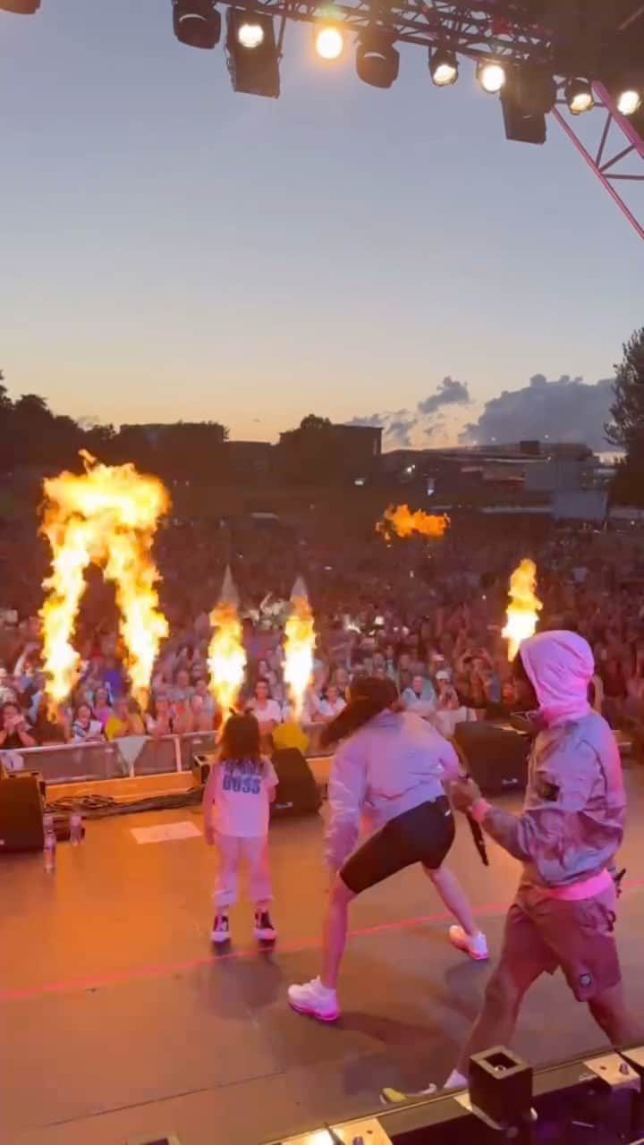 Tulisaのインスタグラム：「So this happened on the @n_dubz Summer tour the other night…. @dappy100 spotted @myliebow singing #Febuary word for word so he brought her up on stage! This kid is going places what an absolute little legend! @myliebow NDUBZ LOVE YOU ❤️🫶🏼 now that’s what you call an #NDUBLET 👀  FOR NDUBZ SUMMER TOUR TICKETS LINK IN BIO ❤️」