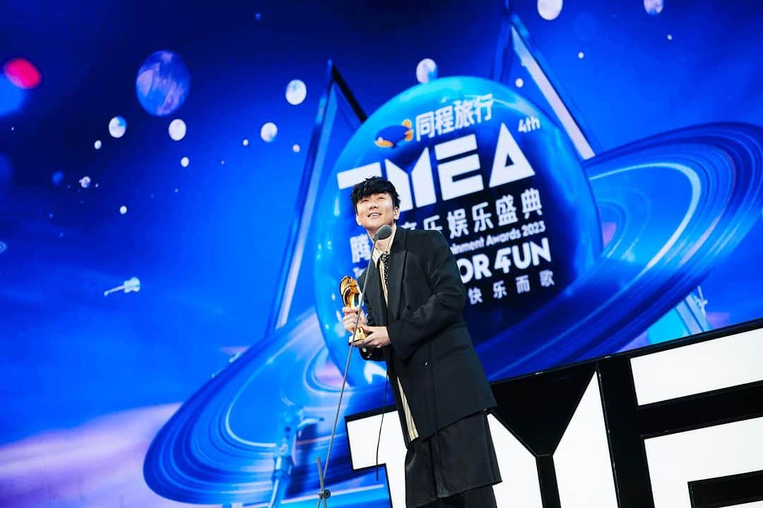 林俊傑のインスタグラム：「Thank you TMEA it was a blast! 每次的表演都希望給大家最棒的視覺、聽覺饗宴！謝謝TMEA的舞台！  音樂製作 Music Productions:JFJ PRODUCTIONS Corp. Limited 音樂總監 Music Director: 林俊傑 JJ Lin 音樂統籌 Production Supervisor : 黃冠龍 ALEX.D 樂隊總監 Band Leader :黃冠龍 ALEX.D 鍵盤 Keyboards:溫奕哲 Phil Wen 吉他 Guitar:黃冠龍 ALEX.D / 林小歐 Sherry Lin 低音吉他 Bass:黃耀圻 Zell Huang 鼓 Drums:王冠翔 Mark 和音 Chorus:洪俊揚 Hong Junyang / 李安鈞 Jacob Lee / Chen Diya / Carrie Yeo 電腦音樂編成 Programmer :魏百謙 Randy Wei 執行製作 Production Execution:黃冠龍 ALEX.D / 周信廷 SHiN CHOU / 蔡宥綺 Patti Tsai / 蔡 凱昇 Kai Tsai  #TMEA」