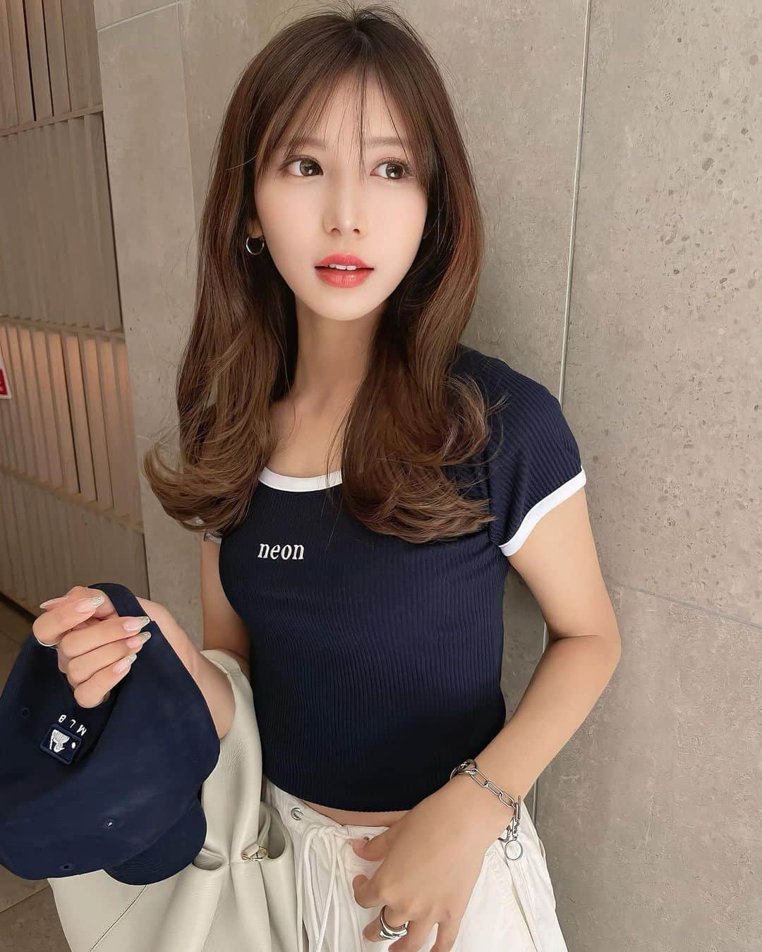 伊藤莉子のインスタグラム：「． NEW hair♥ 💇‍♀️ @release.koji06.01   6センチぐらいカットして 髪色明るくして少しイメチェン♥  ばっさり切る勇気はまだなかった😇  まっすーさんいつもありがと🩷 珍しくリアリタイムで投稿✌︎」