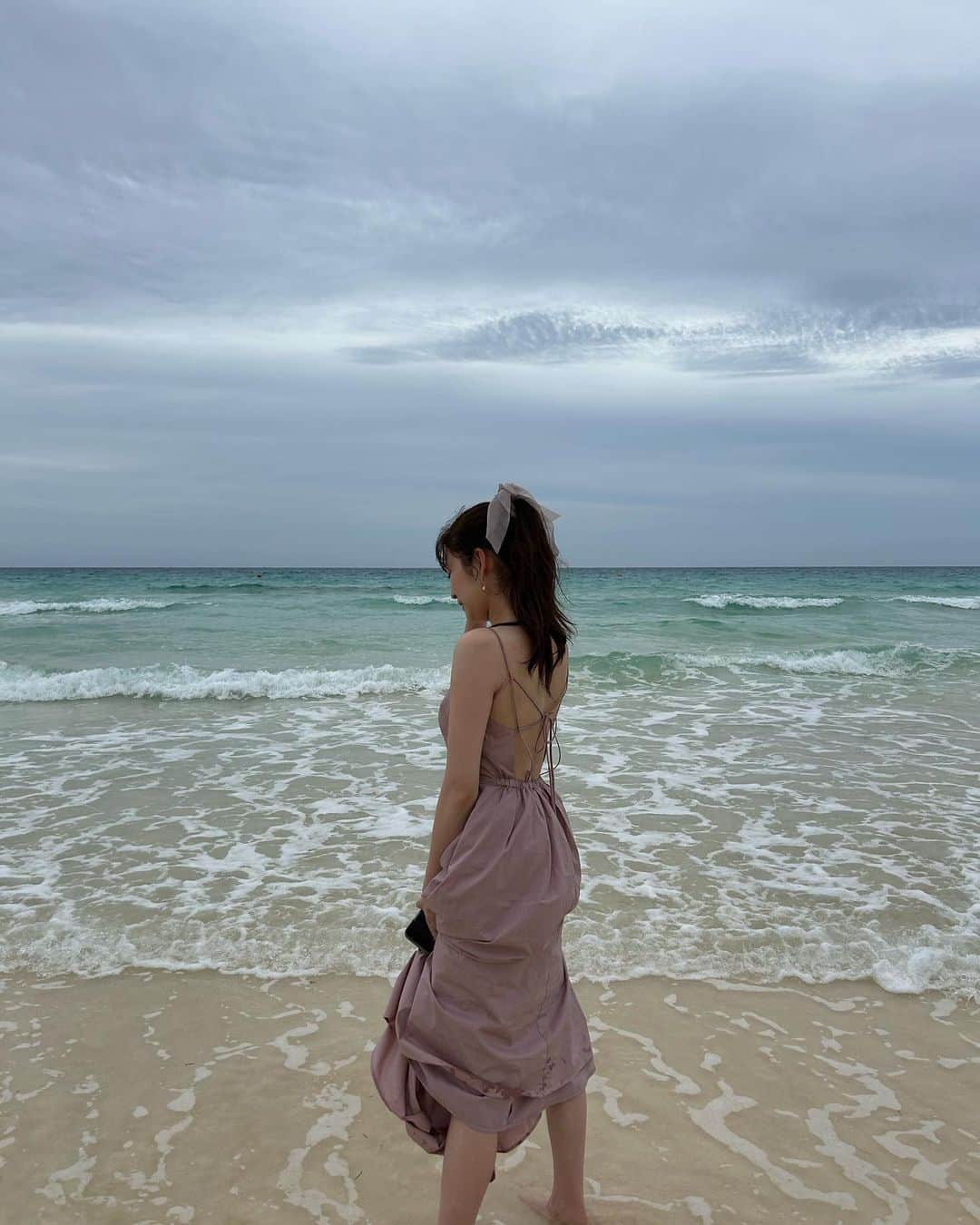 吉田朱里のインスタグラム：「(宮古島投稿いつまでやるねん) 1日目だけ曇ってたの〜🥺 この日のために買った @snidel_official のワンピ可愛いでしょ🩷🩷 . 宮古島行ったら なかゆくいのサーターアンダギーは 絶対食べてねー❣️ これが1番食べたもので美味しかった！！！ . 最後の写真は 久々の海の砂に駄々こねる26歳。 癖毛やばい . #なかゆくい #宮古島」