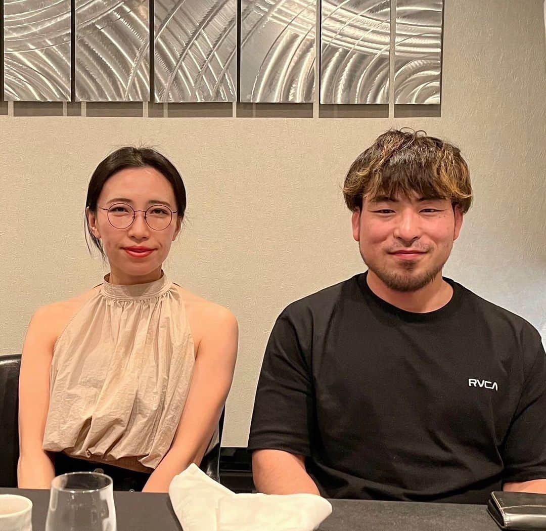 岩﨑正寛のインスタグラム：「結婚記念日五周年です。 うなぎの歳と同じなので覚えやすい。 いつも仕事を一緒に頑張ってくれてるリカさんと一日水族館行ったり飯食ったりしました。 多分365日の殆どを一緒に行動していますが5年経っても喧嘩があまり起きないのは相手が大人だからだと思います。 俺は道場経営者ですが実のところあまり接客などは苦手で柔術のことばかり考えています。普通だったら成り立ちませんが妻がフォローしてくれて助かっています。 今の生活はとても気に入っていますが妻の支えがあってこそと思うのでせめて生活に不便が無いようこれからも仕事を頑張りたいと思います。 これからもよろしくお願いしますね。」