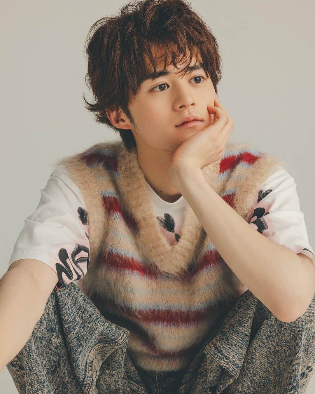 朝倉 豊のインスタグラム：「【In Red】 @inrededitor 8月号 @ouji.suzuka.official  photo: #山根悠太郎 氏 hairmake: @becosuke  sp thanks: @marni  #my-work  TBS @1840_tbs  #1840ふたりなら夢も恋も  #鈴鹿央士」