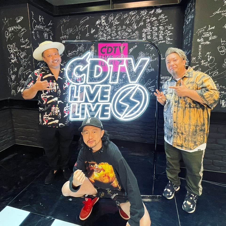 Kuboty のインスタグラム：「【CDTV ライブ!ライブ!】 サポートで参加させていただきました🔥 自分がアレンジにも参加した新曲『pray』いかがでしたでしょうか？ アルペジオスタート、緊張するー🎸💦  そして『pray』が収録される 9th AL 『LAST PARADISE』 いよいよ明日 7.12(水)発売&配信開始です 祝  つまり本日はフラゲ日！！！ ゲットしてください！！！！  https://www.mongol800.jp/25th/ #CDTV #MONGOL800 #モンパチ25th #pray #あなたに #LASTPARADISE #ラスパラ #おじさんたちと踊ろう」