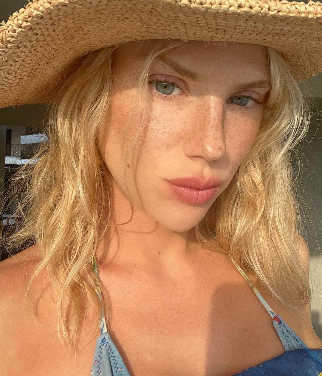 シャーロット・マッキニーのインスタグラム：「Freckle session and summer things I’m enjoying 🐚」