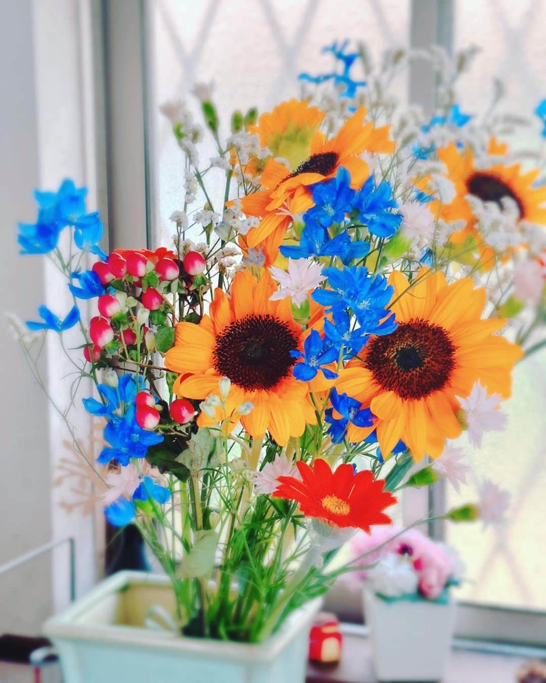 木山裕策さんのインスタグラム写真 - (木山裕策Instagram)「先日、訓子府町のお祭りでいただいた花束💐。ひまわりの黄色とブルーの色合いが爽やかで涼しげですねー🌻🎐。」7月11日 10時20分 - kiyamayusaku