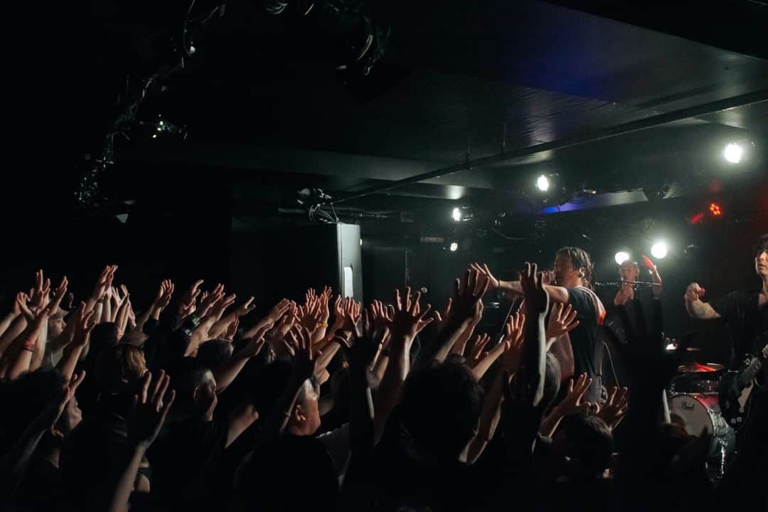 SATOSHIのインスタグラム：「山嵐Tour2023@新代田FEVER  初日終わりました。  ENTH流石のステージ。ありがとうございました。  初めての箱新代田FEVER。 めちゃくちゃいい箱でした。  来てくれたみんなに感謝します！  今年の夏も信じられないほどの暑さです。体調管理を徹底して、夏の暑さに負けない熱さでそれぞれ最高な夏を駆け抜けましょう！  次回は初参戦ヤキフェス。 #山嵐 #enth #新代田fever」