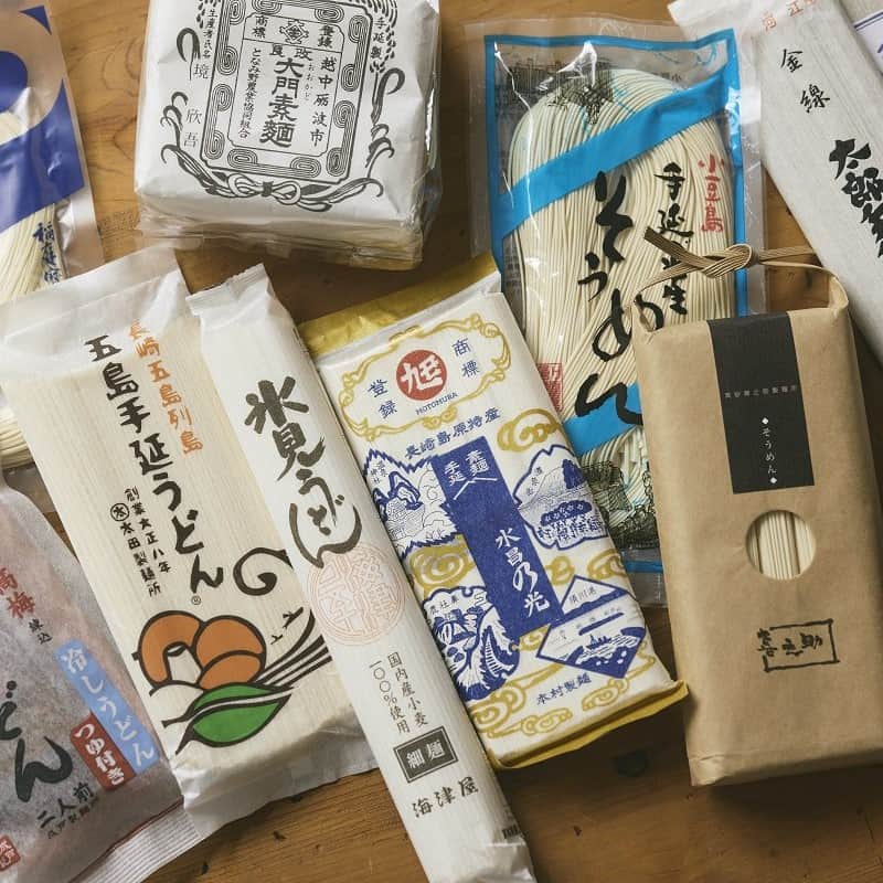 TODAY'S SPECIALのインスタグラム：「<涼を納る＞ 　 連日暑い日が続いていますね。 そんな日のお昼は、つるっとのど越しよく食べられる 冷たいそうめんにしませんか。 　 日本各地にはたくさんのそうめんの産地があります。産地によって小麦粉が違ったり、手延べや機械式など製造方法が違ったり、形や味、風味も様々。合わせるつゆでも味が変わります。 　 今年も日本三大そうめんの産地「兵庫」「奈良」「香川」から、播州そうめん、三輪そうめん、小豆島そうめんなど、一度食べ比べていただきたいそうめんを揃えました。 　 いろんなそうめんを食べ比べて、自分好みの味を見つけませんか。 　 TODAY’S SPECIAL各店では、日本各地から届いた麺をはじめ、 夏の食卓を彩る器などを取り揃えました。 涼を感じる夏の麺を楽しみましょう。 　 　 涼を納る 2023年7月6日(木)～8月16日(水) Jiyugaoka / Shibuya / Shinjuku / ONLINE STORE 2023年7月7日(金)～8月17日(木) Hibiya / Ebisu / Futakotamagawa / Kyoto / Kobe *会期最終日は17時までの開催となります。 　 　 #todaysspecial #トゥデイズスペシャル ＃夏の麺 #麺 #納涼 #jiyugaoka #渋谷ヒカリエ #ルミネ新宿 #神戸bal #京都bal #東京ミッドタウン日比谷 #恵比寿ガーデンプレイス #高島屋二子玉川  #玉川高島屋ショッピングセンター #そうめん #素麺」