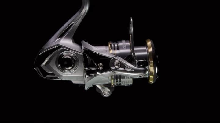 シマノ｜Fishingのインスタグラム：「Shimano’s state-of-the-art HAGANE Gear technology lies at the heart of the redesigned Sedona FJ spinning reel. Incorporating HAGANE cold-forging technology into the Sedona FJ gives it a step up from other reels in its class and provides long-lasting smoothness and durability for assured resilience even after countless battles with your target species. The Sedona FJ series now features Shimano’s SilentDrive technology to remove unnecessary noise and vibration while creating a quieter and smoother reeling experience. Sedona FJ’s enhanced spool design features Shimano’s Propulsion Line Management System for increased casting performance, while G-Free Body technology shifts the reel’s center of gravity closer to the rod for better balance and less fatigue during long days on the water.   Experience the new Shimano Sedona FJ at link in bio.   Featuring: HAGANE Gear SilentDrive  Propulsion Line Management System G-Free Body  #FishShimano #Sedona #ShimanoSedona #NewFor2023」