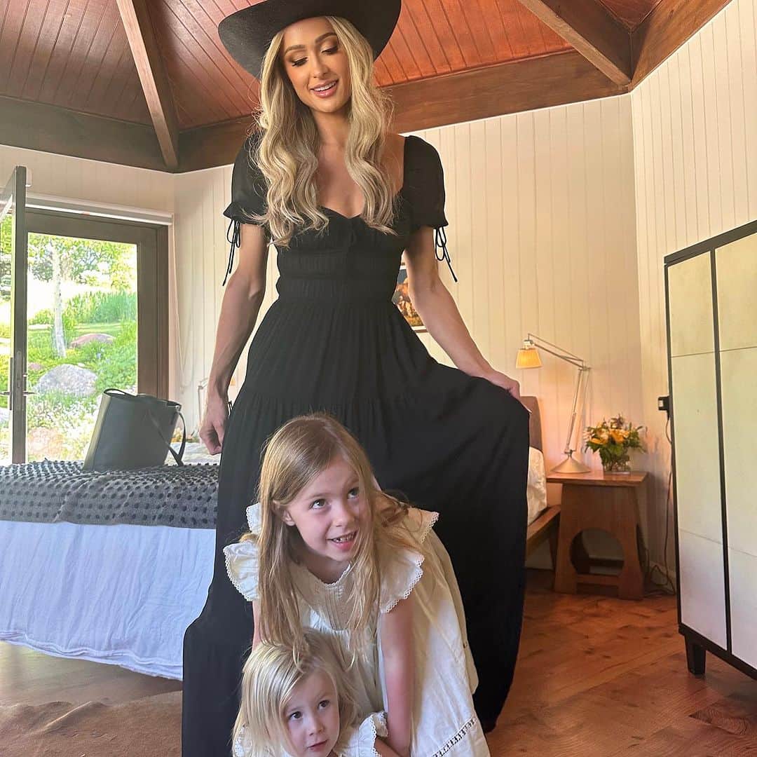 パリス・ヒルトンさんのインスタグラム写真 - (パリス・ヒルトンInstagram)「Cherishing precious memories with my beautiful nieces. Being an aunt brings me so much happiness, and it fills my heart with so much love. 💖 Dreaming of the day when I'll have a little princess of my own to share these incredible moments with...🥹🥰💗#AuntieParis」7月11日 10時34分 - parishilton