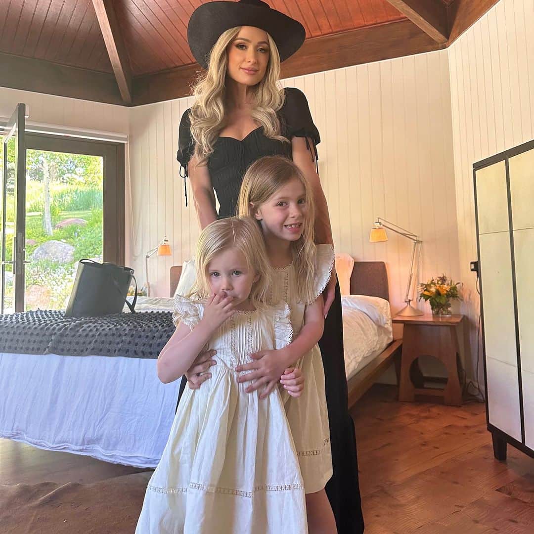 パリス・ヒルトンさんのインスタグラム写真 - (パリス・ヒルトンInstagram)「Cherishing precious memories with my beautiful nieces. Being an aunt brings me so much happiness, and it fills my heart with so much love. 💖 Dreaming of the day when I'll have a little princess of my own to share these incredible moments with...🥹🥰💗#AuntieParis」7月11日 10時34分 - parishilton