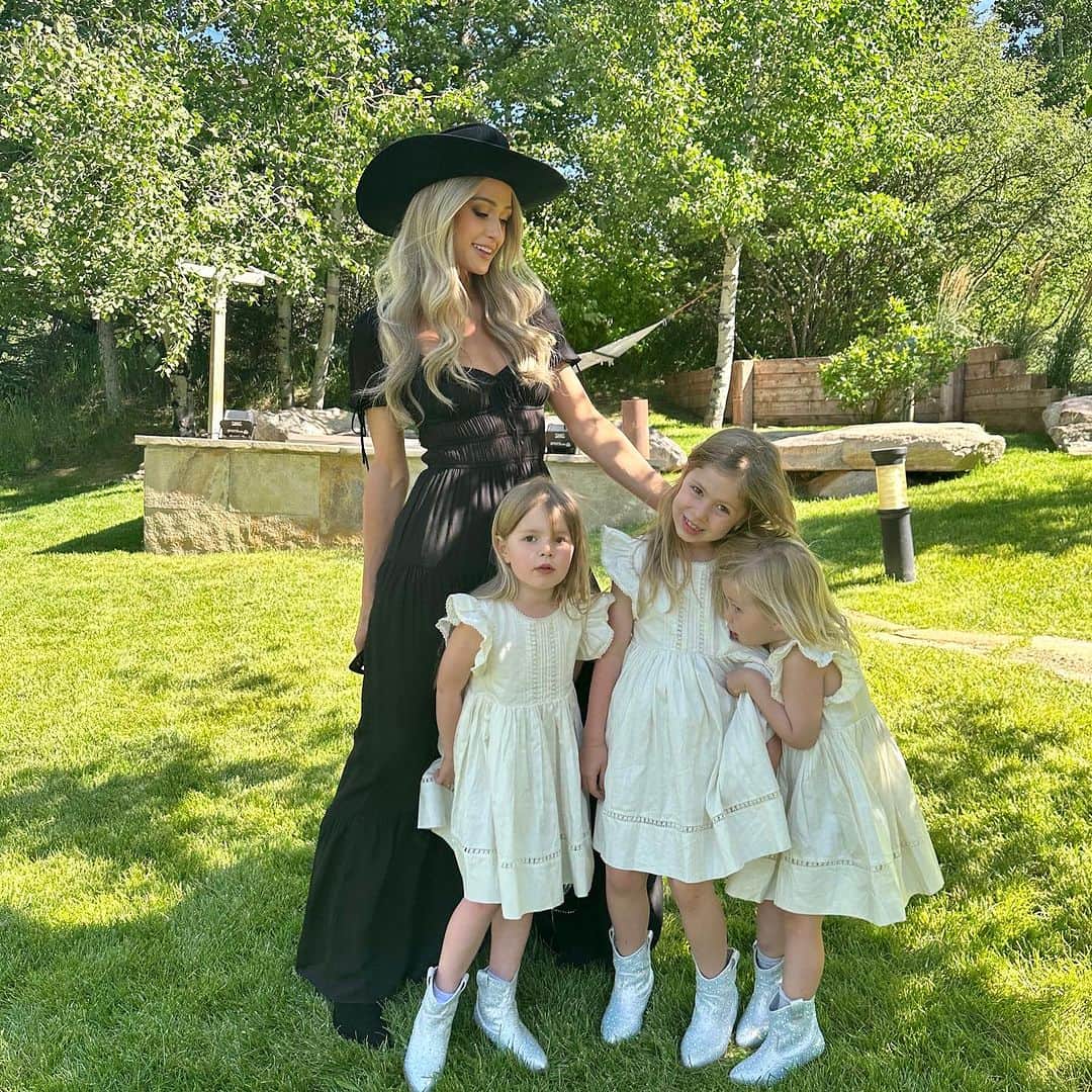 パリス・ヒルトンさんのインスタグラム写真 - (パリス・ヒルトンInstagram)「Cherishing precious memories with my beautiful nieces. Being an aunt brings me so much happiness, and it fills my heart with so much love. 💖 Dreaming of the day when I'll have a little princess of my own to share these incredible moments with...🥹🥰💗#AuntieParis」7月11日 10時34分 - parishilton