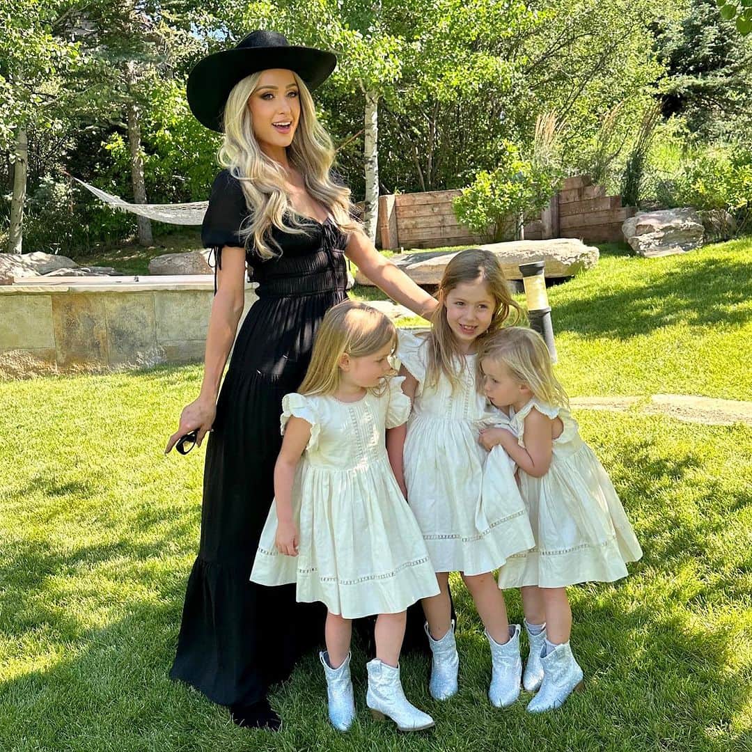 パリス・ヒルトンさんのインスタグラム写真 - (パリス・ヒルトンInstagram)「Cherishing precious memories with my beautiful nieces. Being an aunt brings me so much happiness, and it fills my heart with so much love. 💖 Dreaming of the day when I'll have a little princess of my own to share these incredible moments with...🥹🥰💗#AuntieParis」7月11日 10時34分 - parishilton