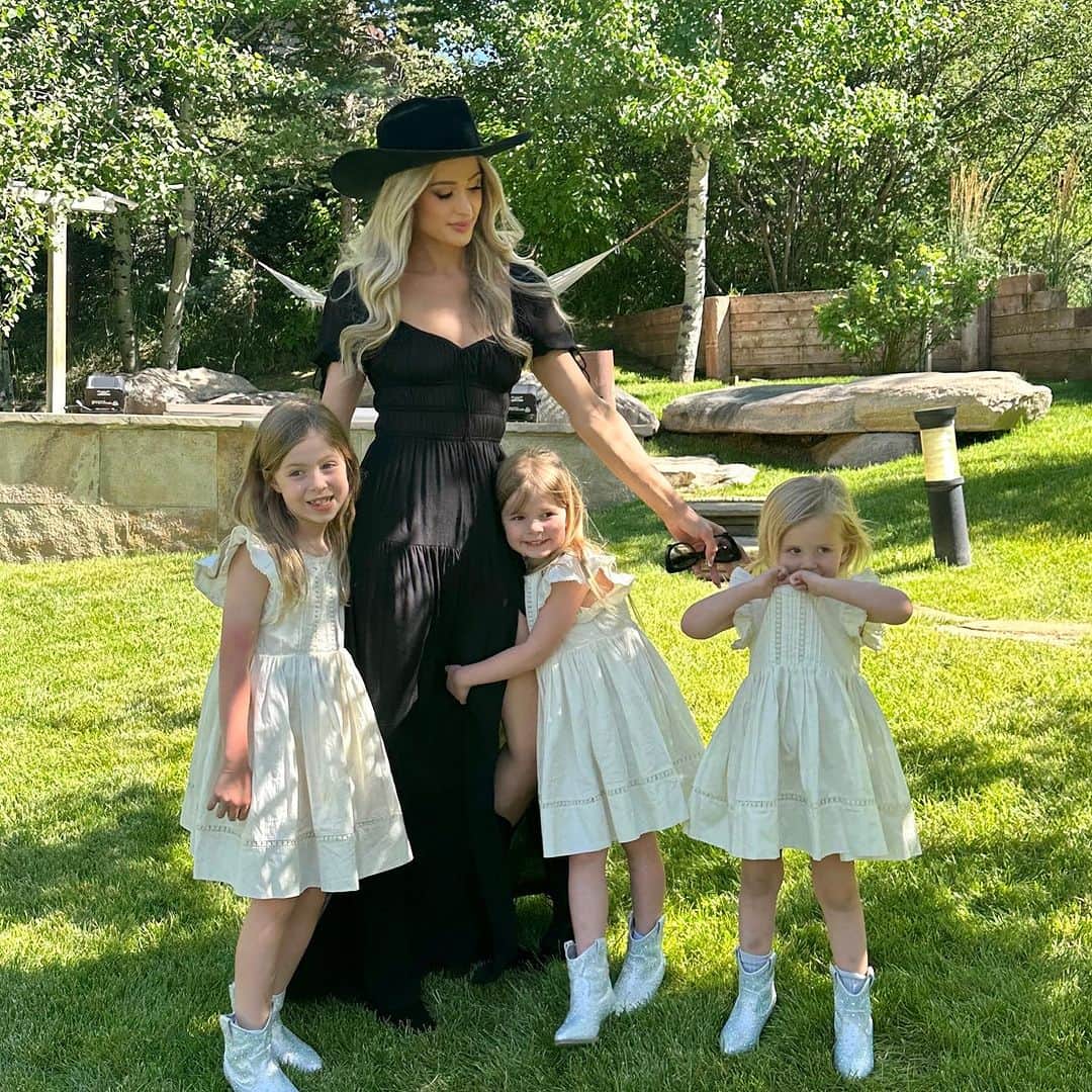 パリス・ヒルトンさんのインスタグラム写真 - (パリス・ヒルトンInstagram)「Cherishing precious memories with my beautiful nieces. Being an aunt brings me so much happiness, and it fills my heart with so much love. 💖 Dreaming of the day when I'll have a little princess of my own to share these incredible moments with...🥹🥰💗#AuntieParis」7月11日 10時34分 - parishilton