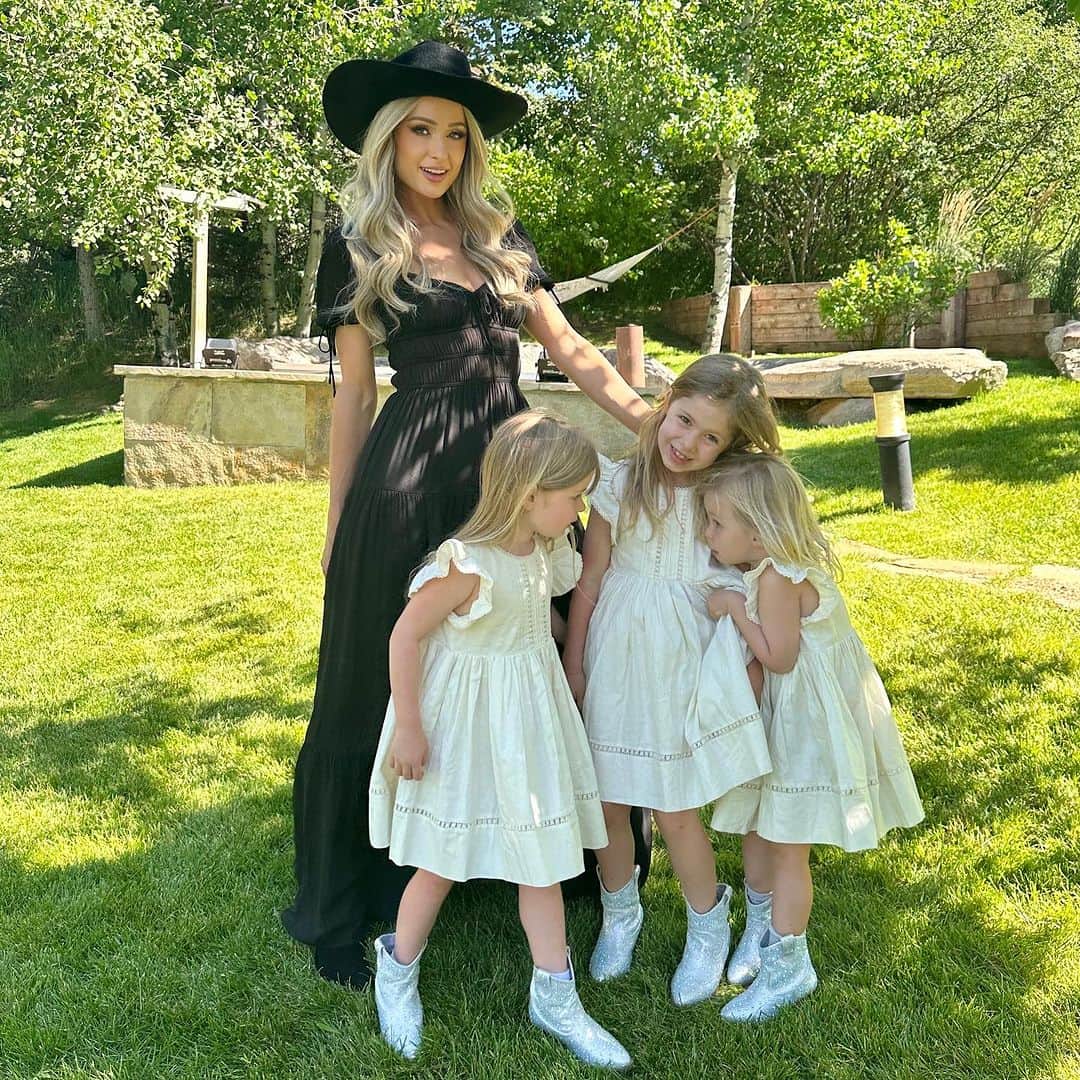 パリス・ヒルトンさんのインスタグラム写真 - (パリス・ヒルトンInstagram)「Cherishing precious memories with my beautiful nieces. Being an aunt brings me so much happiness, and it fills my heart with so much love. 💖 Dreaming of the day when I'll have a little princess of my own to share these incredible moments with...🥹🥰💗#AuntieParis」7月11日 10時34分 - parishilton