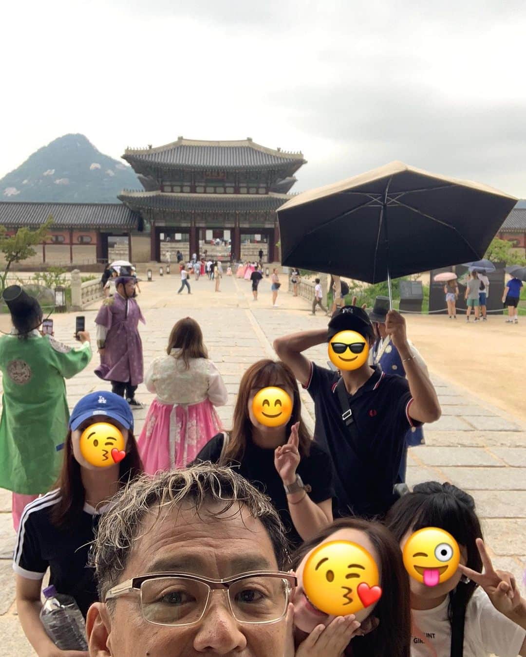 大平まさひこさんのインスタグラム写真 - (大平まさひこInstagram)「in 韓国　その② 今回外せなかったまず一つ！本場のプデチゲ❣️やっぱめっちゃ美味い😋　癖になるわ。そしてもう一つ‼️ 臨津江(リンシンコウ)の奥に見えるのが北朝鮮❗️展望台から初めて見た地、感慨深かった。 そして大阪は国際都市ということがわかった。なんとエスカレーターは右に立ちます😂ちなみにカナダもらしい🇨🇦 久々の家族6人揃って、笑顔が絶えなかった、こんなん何年ぶりやろ⁉️ ほんまに娘と娘のパートナーに感謝感謝、ありがとう。 もう来るな、言うてもまたすぐ行くからね！ #韓国#韓国グルメ#韓国旅行#ソウル#プデチゲ#美味い#家族旅行#楽しい#また行きたい#最高#大平まさひこ#最高の家族#ありがとう」7月11日 10時33分 - tai03hiko
