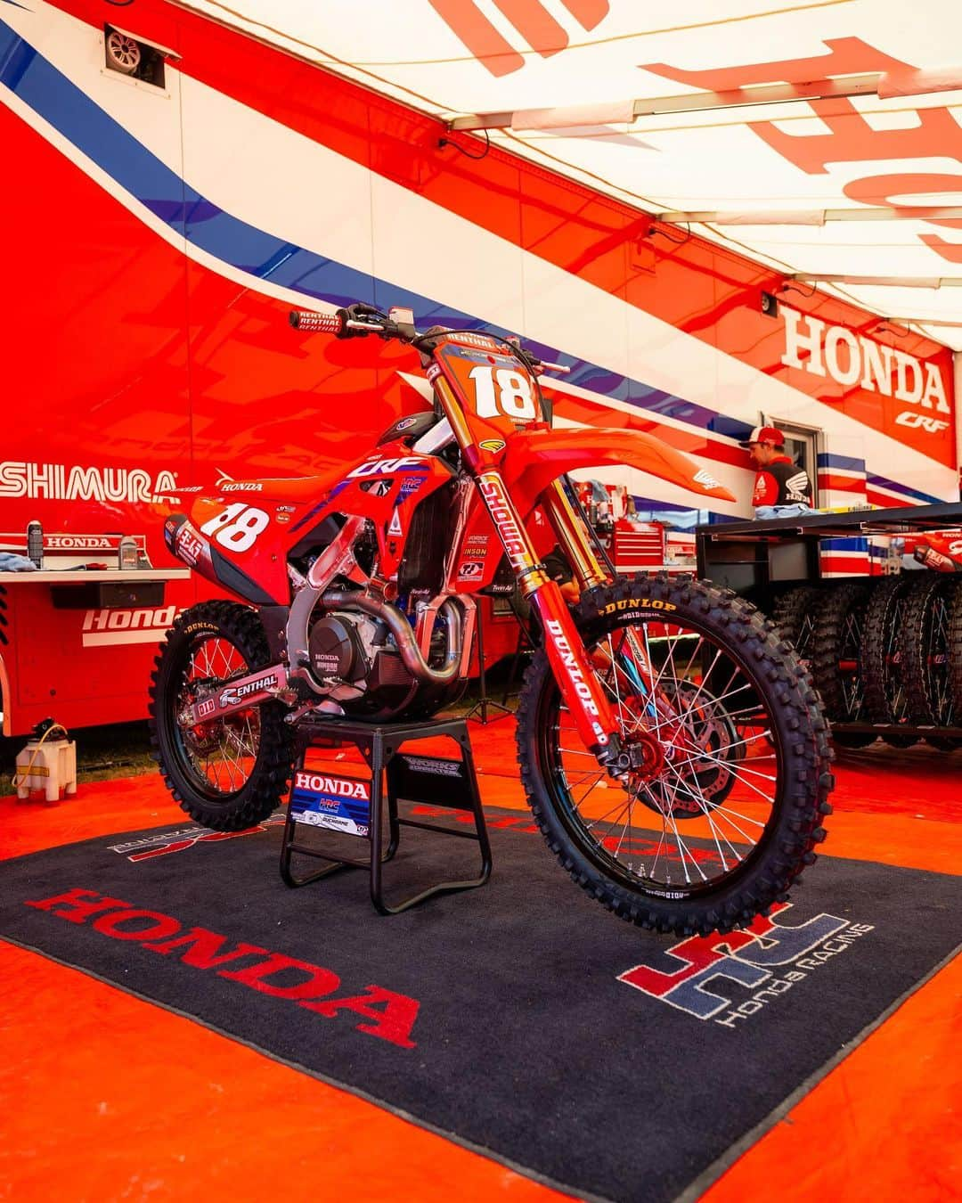 Honda Powersports USさんのインスタグラム写真 - (Honda Powersports USInstagram)「As the ‘23 @promotocross series cleared its midway point in the grueling heat and challenging sand of Southwick, Massachusetts, @jettson18 incredible year continued unabated, with the 19-year-old Australian once again leading every lap of both motos aboard his Team Honda HRC CRF450RWE. Lawrence’s rookie success is unprecedented, as he has won all 12 motos run thus far.  In his second race back from a three-race absence due to a concussion, @chasesexton improved his performance by one position compared to last week, notching 2-2 moto finishes for second overall, good enough to advance him three positions in the title chase, to seventh.  The 250 class proceedings proved more challenging for the team, as @hunterlawrence suffered a technical issue that brought a premature end to his first moto. A poor moto 2 start left him battling through the pack to eventually finish eighth, for 13th overall. #RideRed @hondaracingcorporation」7月11日 10時26分 - honda_powersports_us