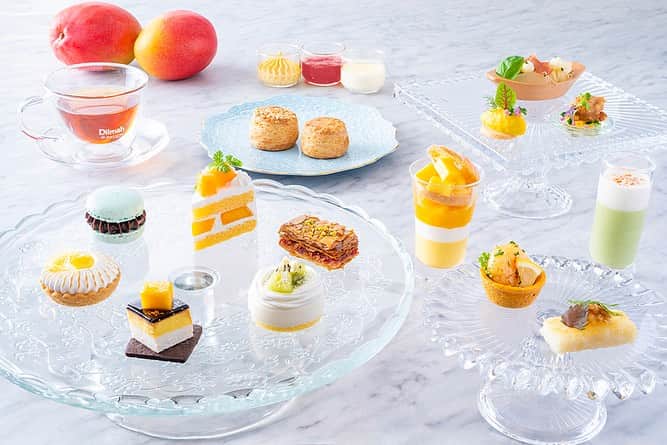 ヒルトン東京ベイ Hilton Tokyo Bayさんのインスタグラム写真 - (ヒルトン東京ベイ Hilton Tokyo BayInstagram)「バーラウンジ「シルバ」にて、マンゴーアフタヌーンティー🫖開催中❕  デザートには、マンゴーをたっぷりサンドしたショートケーキや、マンゴーパフェ、糖度の高いアルフォンソマンゴーとチョコレートを合わせたムースなど、8種類がラインナップ🍰 セイボリーには、10種類のスパイスで一晩漬けこみ下味をつけ、マンゴーサルサと合わせたフライドチキンや、千葉県産ピーナッツを使用した自家製ピーナッツ味噌を添えた焼きリゾットなど、6種類をご用意しました😋  そして、今回ご用意するこだわりのスコーンは、「オリーブオイル&パルメザンチーズ」と「プレーン」の2種類です❣️ 外はサクッと中はしっとりとしたスコーンは、バターたっぷりのプレーンに加え、以前好評いただいたオリーブオイル＆パルメザンチーズスコーンの2種類をご用意しました。パルメザンチーズの香ばしさを楽しんでいただけます🧀 コンディメントには、クロテッドクリームの他、コンポートした桃に、ライチの爽やかな風味を合わせた桃のコンポートとライチのジャムと、マンゴーラッシークリームをご用意しました🍑お好きな組み合わせでお楽しみください。  ヒルトン東京ベイのアフタヌーンティーは、時間制限がないので、心ゆくまでお寛ぎいただけます🍃 スコーンとも相性ぴったりなフリーフローの紅茶は、スリランカ（セイロン）で誕生した初のティーブランド「ディルマ」の茶葉10種類のセレクション🫖✨デザートやセイボリーごとに紅茶を変えて、自分好みのペアリングを見つけてみてください😳  ご予約・詳細はプロフィールから公式HPへ📲 @hiltontokyobay  【イートイン概要】 ⚫︎会場:1階 バーラウンジ「silva（シルバ）」 ⚫︎期間:2023年7月4日（火）～9月6日（水） ⚫︎時間:11:00〜17:00 ⚫︎料金:5,200円 ※コーヒー・「Dilmah（ディルマ）」の紅茶付(フリーフロー) ※ 税金・サービス料が含まれています ※事前予約制 ※毎日開催  【テイクアウト概要】 ⚫︎会場:1階 バーラウンジ「silva（シルバ）」 ⚫︎時間:11:00〜19:00 ⚫︎料金:2名様分 9,900円 ⚫︎内容: デザート8種×2セット/セイボリー6種×2セット/ティーバッグ5種×2セット ※表示料金には税金が含まれています ※お渡し日前日23:00までの事前予約制  #ヒルトン東京ベイ #ヒルトン #東京ディズニーリゾート #舞浜 #アフタヌーンティー #サマーアフタヌーンティー #アフタヌーンティー巡り #スイーツ好きな人と繋がりたい #お出かけスポット #おでかけスポット #千葉アフタヌーンティー #千葉ランチ #千葉グルメ #舞浜ランチ #マンゴー #マンゴーパフェ #アルフォンソマンゴー #ホテル #ランチ  #hiltontokyobay #hilton #tokyodisneyresort #maihama #afternoontea #mango #dilmah  #summer #dilmah #gourmet」7月11日 10時36分 - hiltontokyobay
