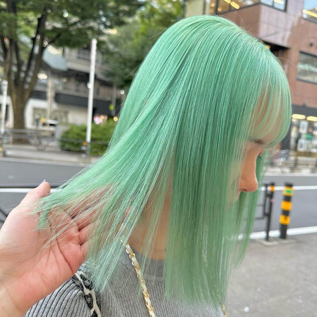 Beleza_official_instagramのインスタグラム：「mint Green🌱♡ breach3〜 ・  色落ちまで綺麗なカラー やわらかいカラー 一人ひとりに似合うカラー お任せください✊🌼🌟 ブリーチは誰に任せるかでダメージが 変わってきます！ ご予約はDMorホットペッパーから お願いします😉💕 Rei指名していただければ 絶対に可愛くします✊ belezaに来たことある方でもRei指名可能です😇 "また会いたい"と思わせます❗️ ・ わからないことがあればDMまでお願いします🤲  黒染め、縮毛履歴はハイブリーチメニューで ご予約ください🤲 記載のお時間より、ブリーチの抜け具合で お時間かかる場合がございます。 当日は長めに見ていただければ助かります。 お任せください♡♡」