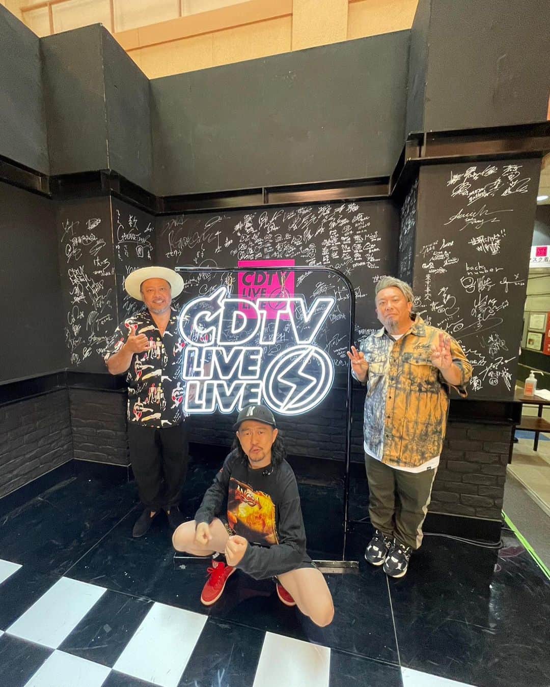 上江洌清作のインスタグラム：「CDTV LIVE LIVE⚡️  あなたに pray  ご視聴ご清聴 ありがとうございました  🫣🤙🏾🌴🙏⚡️  今日はWWWtour2023  仙田GIGS  with 東京スカパラダイスオーケストラ❤️‍🔥  遊びましょ❣️  #mongol800   #モンパチ」
