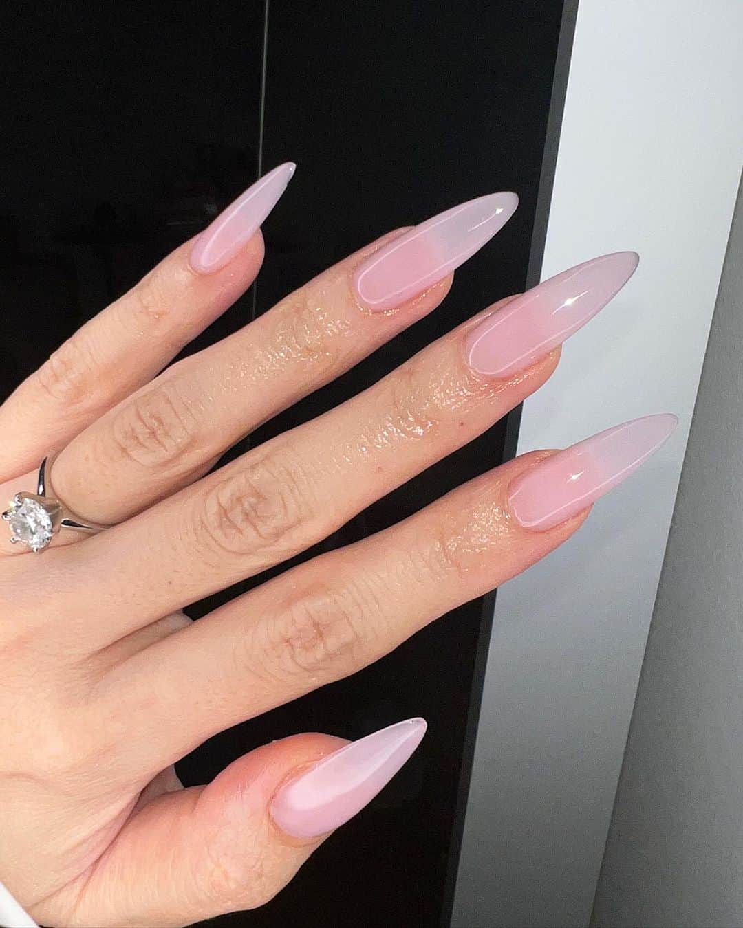 Mei Kawajiriのインスタグラム：「CLEAN and MILKY sheer purplish pink 🩷🎀☝️  using @1.st_nail #MST252/2coat ( 1coat also still cute) , @from_the_nail_korea non wipe topcoat/ thin and shiny ✨  🩷all the products by @zillabeau 🩷  I love crazy nail art , and I also love sometimes clean 🧼🩷」