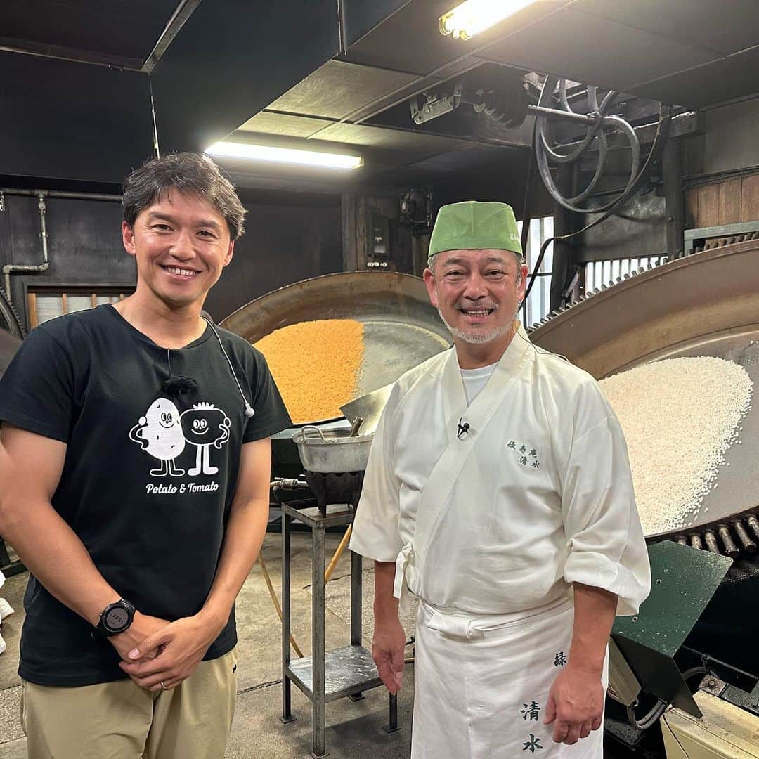 山中真さんのインスタグラム写真 - (山中真Instagram)「・ こんないろんな味の こんな美味しい金平糖が あったなんて！  ってか金平糖って こんなに手間暇かけて 作られていたんですね。  もちろん機械で大量生産、 というものもあるでしょうが、 京都の緑寿庵清水さんは 昔から丁寧に手作り、 なんと2〜3週間もかけて ゆっくり結晶化させて 作っています。  原料に使う果物なども 毎年産地選びをするほどの こだわりよう。  噛んだ時の食感と 広がり出てくる香りの強さ、 金平糖の概念が変わった！  #mbs #よんチャンtv  #毎日生中継 #山ちゃん中継 #金平糖　#緑寿庵清水  #ロゴスの新作Tシャツ #届きました♪」7月11日 10時44分 - makorine1120