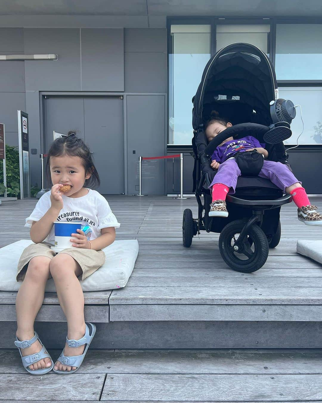 来夏さんのインスタグラム写真 - (来夏Instagram)「#👩‍👩‍👧‍👧 気づけば10年20年来のお友達、 娘たちもおしゃべりしだして、 ほんとーーにあっという間. なんでもない瞬間も沢山撮っておこう🫶  ⑤🎞️娘さん📸  #女の子ママ #bff #思い出グラム」7月11日 10時49分 - rairairaika