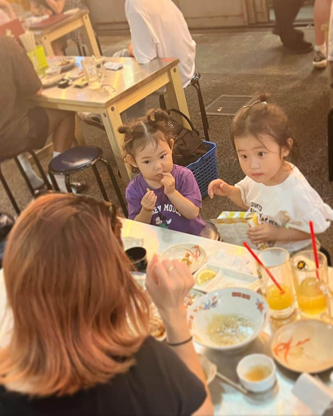 来夏さんのインスタグラム写真 - (来夏Instagram)「#👩‍👩‍👧‍👧 気づけば10年20年来のお友達、 娘たちもおしゃべりしだして、 ほんとーーにあっという間. なんでもない瞬間も沢山撮っておこう🫶  ⑤🎞️娘さん📸  #女の子ママ #bff #思い出グラム」7月11日 10時49分 - rairairaika