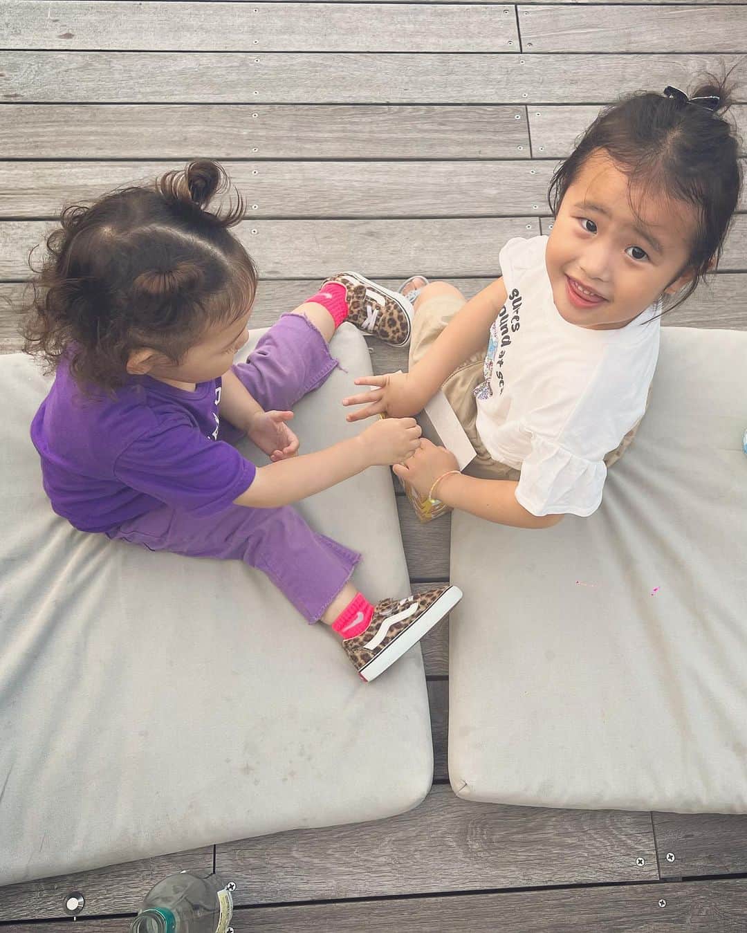来夏さんのインスタグラム写真 - (来夏Instagram)「#👩‍👩‍👧‍👧 気づけば10年20年来のお友達、 娘たちもおしゃべりしだして、 ほんとーーにあっという間. なんでもない瞬間も沢山撮っておこう🫶  ⑤🎞️娘さん📸  #女の子ママ #bff #思い出グラム」7月11日 10時49分 - rairairaika