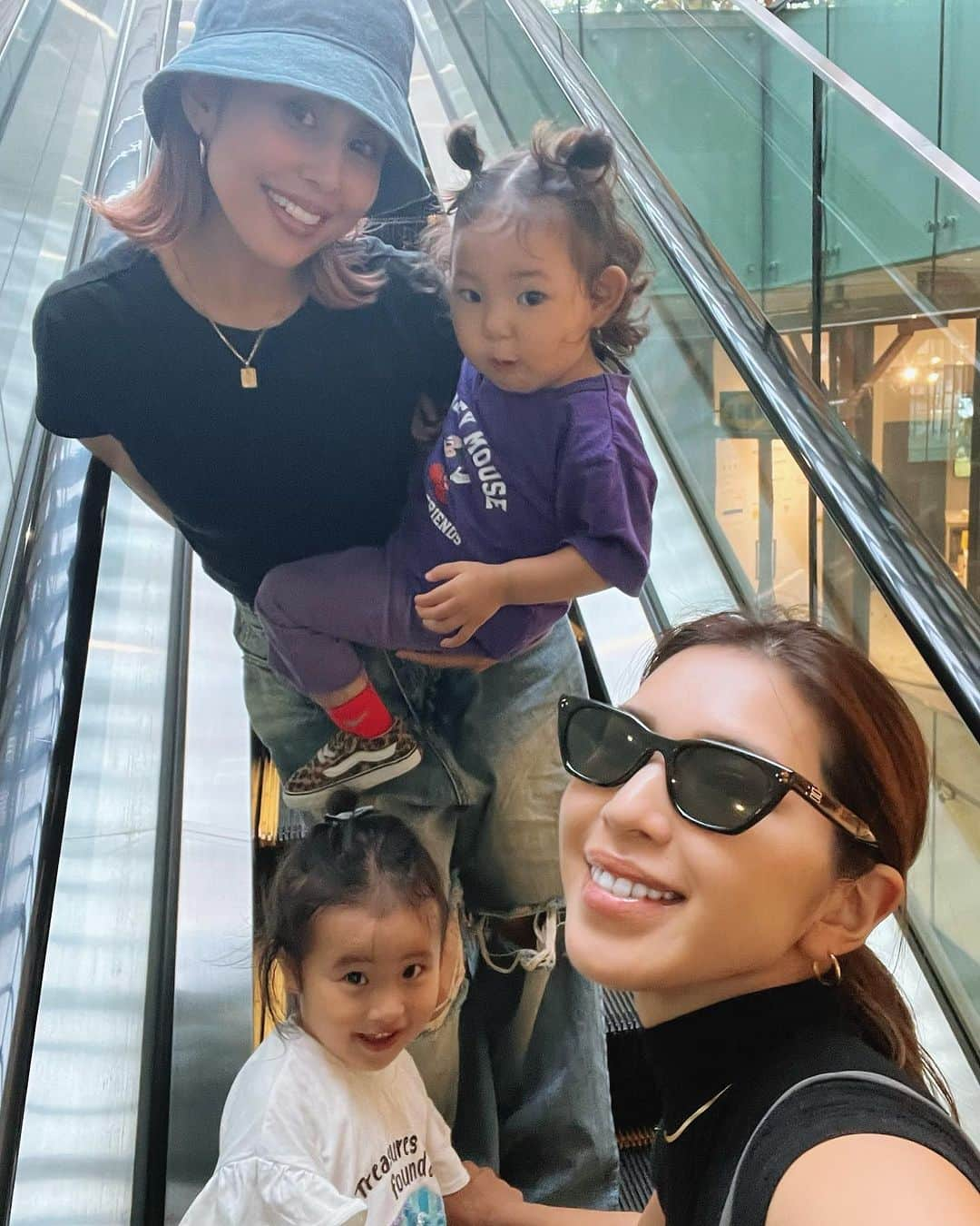 来夏のインスタグラム：「#👩‍👩‍👧‍👧 気づけば10年20年来のお友達、 娘たちもおしゃべりしだして、 ほんとーーにあっという間. なんでもない瞬間も沢山撮っておこう🫶  ⑤🎞️娘さん📸  #女の子ママ #bff #思い出グラム」