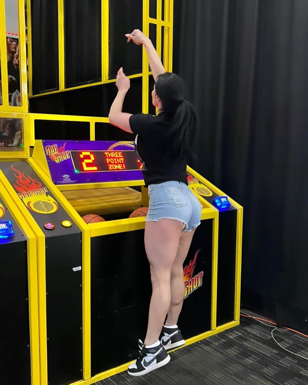 Kendra Lustさんのインスタグラム写真 - (Kendra LustInstagram)「From way downtown #Bang 🙌🏻 #stephencurry who 😜 #JsOnMyFeet #dior #DaveAndBusters」7月11日 10時49分 - kendralust