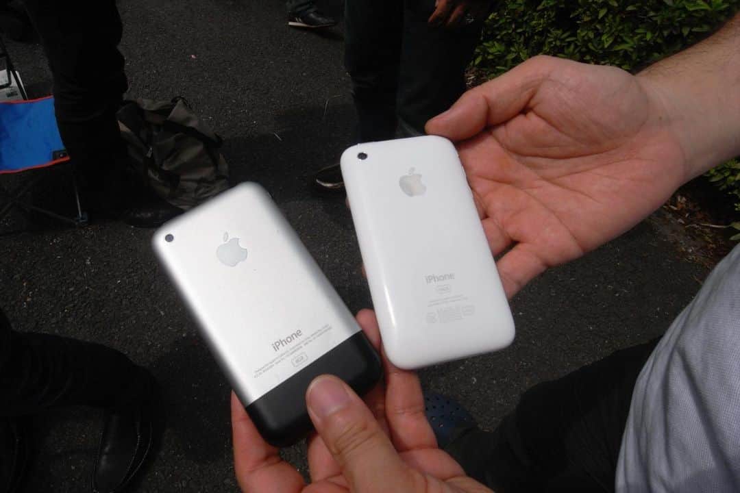 松村太郎のインスタグラム：「Original #iPhone and iPhone 3G.」