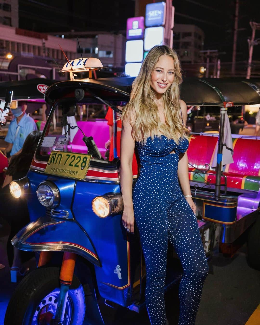 バネッサ・ハッペンコゼンのインスタグラム：「Momento ultra favorito en Bangkok, los Tuk tuks. Les dejo una lista express de cosas que pueden hacer cuando vayan.  Para empezar muévete en Tuk Tuks o en moto si eres mas arriesgado. Hay mucho tráfico por lo que no te recomiendo los taxis (coche).  Lugares obligados: Palacio Real y Wat Pho (buda acostado), Templo de Aurora (Wat Arun).  Frente al Palacio Real, hay unas callesitas escondidas, hay una terraza que se llama The Deck, tómate un Thai Tea con la vista más espectacular al Templo de Aurora.  Si tienes tiempo ve a Muang Boran, es un museo al aire libre con una recopilación de todos los templos que existen en Tailandia. Es enorme y te mueves en carritos de golf.  Lanchita al mercado flotante.  El museo de Jim Thompson vale la pena. Es una casa muy tradicional.  En la noche antes de ir a cenar, camina por el Khao San Road (es la calle de los backpackeros).  Si quieres una buena vista de Bangkok ve a El Sirocco (es el q sale en la pelicula de Hangover .-turisticon).  Si quieres probar comida típica de la calle y no te quieres enfermar, ve a un centro comercial que se llama The Icon. En la parte de abajo está el Souk con puestos de comida típica super limpia. No puedes dejar de probar el Pad Thai y obvio la Tom Yam Soup.  El Buda de oro y el museo de Siam son un check pero no tan espectaculares si tienes poco tiempo.   El hotel Shangri La tiene un restaurante con una vista muy linda al río.  El barrio chino es un shock, comen cocodrilos y todo tipo de bichos (no aguante verlo).  Hay muchos localitos donde venden frappé de mango con coco, es un elixir al igual que el Milk Thai Tea!  Me faltó ir a las peleas de Muay Thai, si no puedes ir, al menos ve a conocer el estadio. Es todo un acontecimiento!  Para mexicanos, la visa se paga en efectivo al llegar a Tailandia. Cuando te bajes del avion cambia 70 euros por persona a moneda local. Hay casa de cambio llegando. Obligatorio la vacuna contra fiebre amarilla.  @theofficialpandora #pandorasquad23」