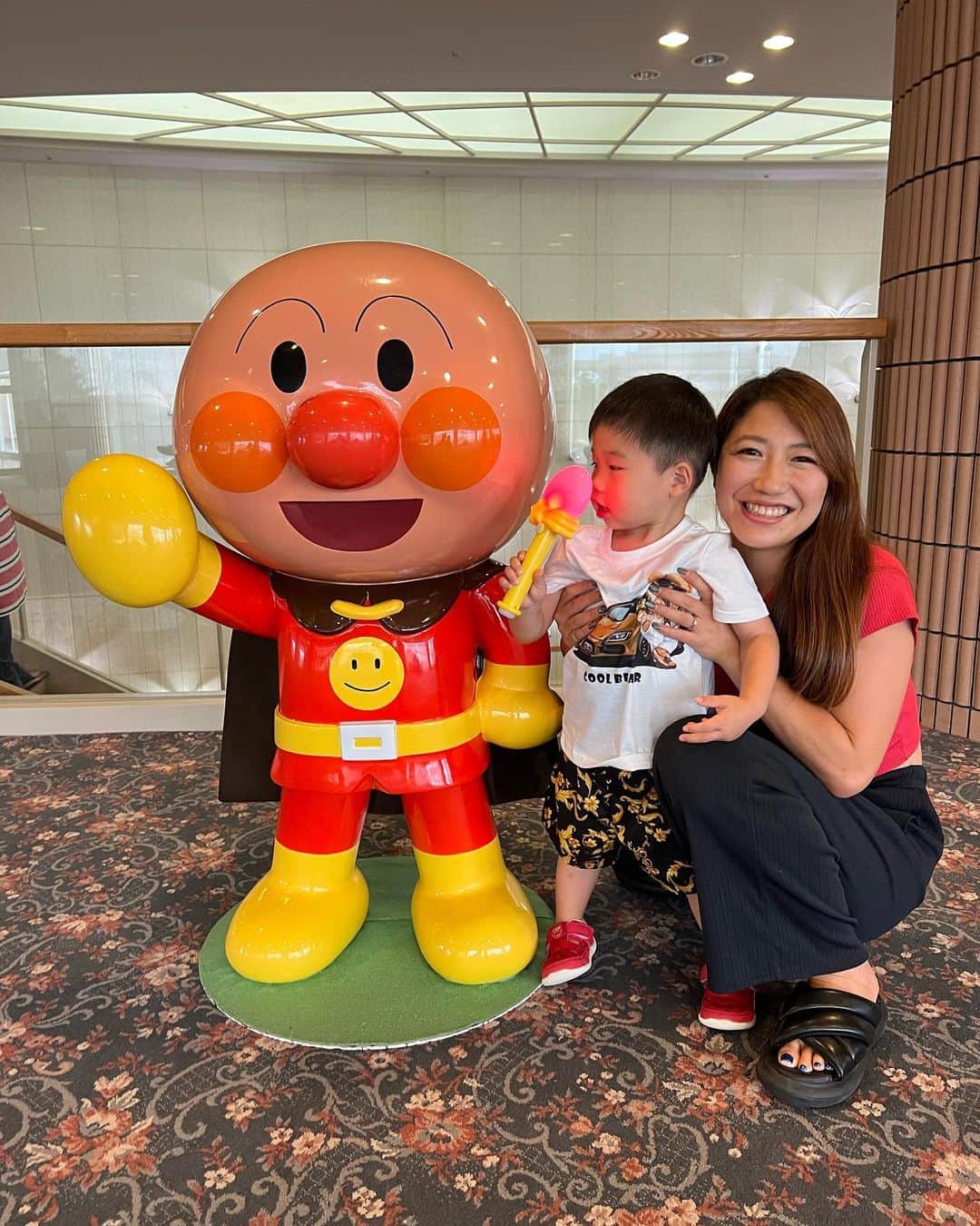 宮川杏奈さんのインスタグラム写真 - (宮川杏奈Instagram)「大好きすぎる坊に喜んでもらいたい一心で 日々アンパンマン情報をチェックし アンパンマン課金のためにせっせと働き アンパンマンに会わせるために 可能な限り時間を作って 可能な限りいろいろな所に出かけて とにかくアンパンマンな日々を 過ごしている母です🙏🏻笑 . もはや私がアンパンマンの虜じゃない？w . これだけ夢中になれる事がある坊は素敵だし 坊が夢中な事に全力で夢中になれる自分も 本当に素敵だと思います😊 . そしてそれを一緒になって 楽しんでくれたり見守ってくれる家族も とっても素敵だと思います❤️ . これは坊のアンパンマンの話だけど 私の家族って昔からそう。 家族の誰かが何かに全力を尽くしていると みんな応援してくれて 力を貸してくれて 見守ってくれる家族なんだ🤲🏻 . そういう環境で育ててもらったから 今、自分は当たり前に坊にそれが出来るんだ🍀 . いつもそんな事ばっかり考えてる😘 今日も最高だ。」7月11日 11時02分 - an1221na