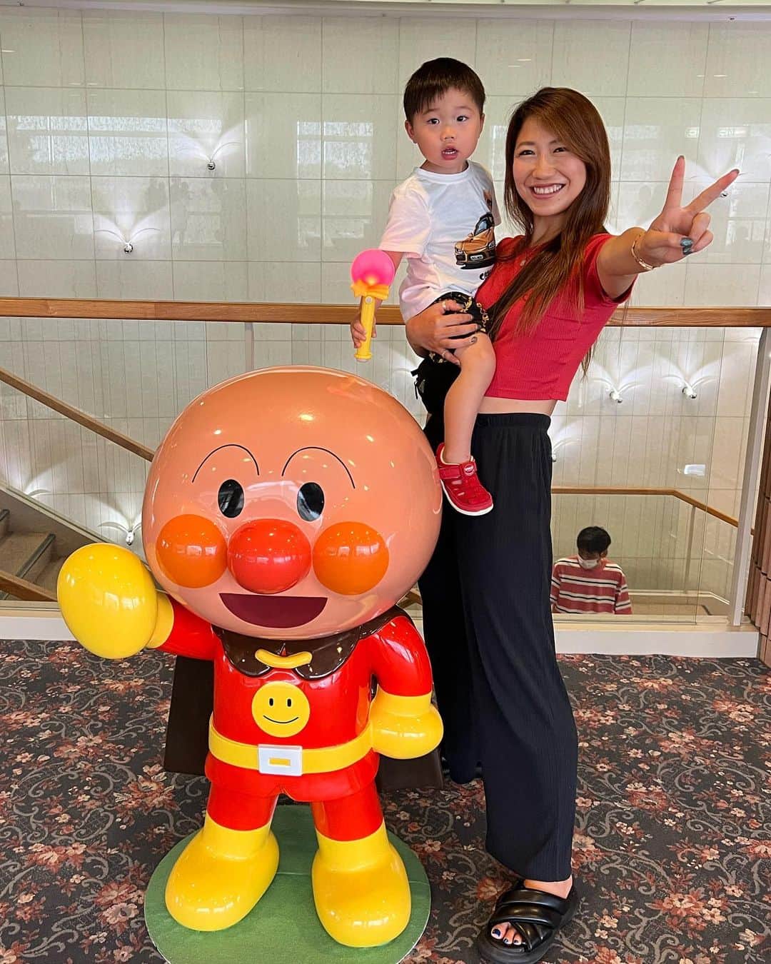 宮川杏奈さんのインスタグラム写真 - (宮川杏奈Instagram)「大好きすぎる坊に喜んでもらいたい一心で 日々アンパンマン情報をチェックし アンパンマン課金のためにせっせと働き アンパンマンに会わせるために 可能な限り時間を作って 可能な限りいろいろな所に出かけて とにかくアンパンマンな日々を 過ごしている母です🙏🏻笑 . もはや私がアンパンマンの虜じゃない？w . これだけ夢中になれる事がある坊は素敵だし 坊が夢中な事に全力で夢中になれる自分も 本当に素敵だと思います😊 . そしてそれを一緒になって 楽しんでくれたり見守ってくれる家族も とっても素敵だと思います❤️ . これは坊のアンパンマンの話だけど 私の家族って昔からそう。 家族の誰かが何かに全力を尽くしていると みんな応援してくれて 力を貸してくれて 見守ってくれる家族なんだ🤲🏻 . そういう環境で育ててもらったから 今、自分は当たり前に坊にそれが出来るんだ🍀 . いつもそんな事ばっかり考えてる😘 今日も最高だ。」7月11日 11時02分 - an1221na