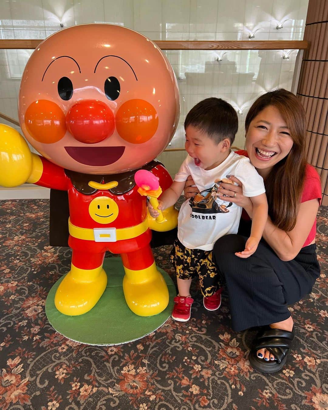 宮川杏奈さんのインスタグラム写真 - (宮川杏奈Instagram)「大好きすぎる坊に喜んでもらいたい一心で 日々アンパンマン情報をチェックし アンパンマン課金のためにせっせと働き アンパンマンに会わせるために 可能な限り時間を作って 可能な限りいろいろな所に出かけて とにかくアンパンマンな日々を 過ごしている母です🙏🏻笑 . もはや私がアンパンマンの虜じゃない？w . これだけ夢中になれる事がある坊は素敵だし 坊が夢中な事に全力で夢中になれる自分も 本当に素敵だと思います😊 . そしてそれを一緒になって 楽しんでくれたり見守ってくれる家族も とっても素敵だと思います❤️ . これは坊のアンパンマンの話だけど 私の家族って昔からそう。 家族の誰かが何かに全力を尽くしていると みんな応援してくれて 力を貸してくれて 見守ってくれる家族なんだ🤲🏻 . そういう環境で育ててもらったから 今、自分は当たり前に坊にそれが出来るんだ🍀 . いつもそんな事ばっかり考えてる😘 今日も最高だ。」7月11日 11時02分 - an1221na