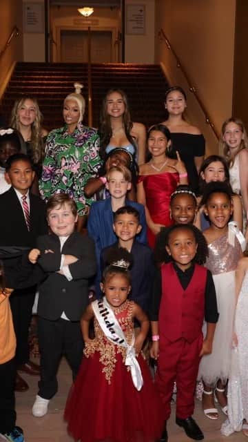 ブラック・チャイナのインスタグラム：「It was a honor to attend awards ceremony for the Society Performers’ Academy ; celebrating children who competed in the SPiN program for performing arts.」