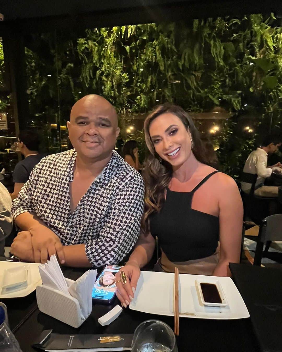 Nicole Bahlsのインスタグラム：「Hora de colocar o papo em dia no meu restaurante preferido em Belém @sushiruybarbosa , depois de prestigiar evento maravilhoso da @capilaressencia ❤️❤️」