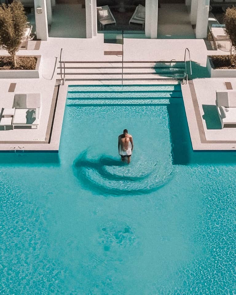 スープラのインスタグラム：「AI GENERATED RESORT」