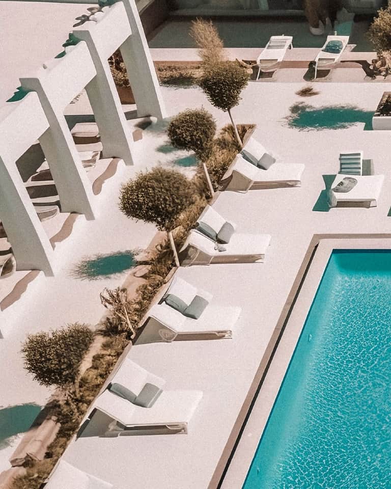スープラのインスタグラム：「AI GENERATED RESORT」