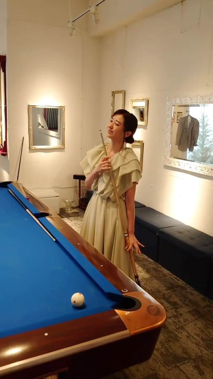 江辺香織のインスタグラム：「Billiards trick shot🖤  #pool #billiards #trickshot #tokyo  #ビリヤード  #トリックショット #曲芸  #レベル2」