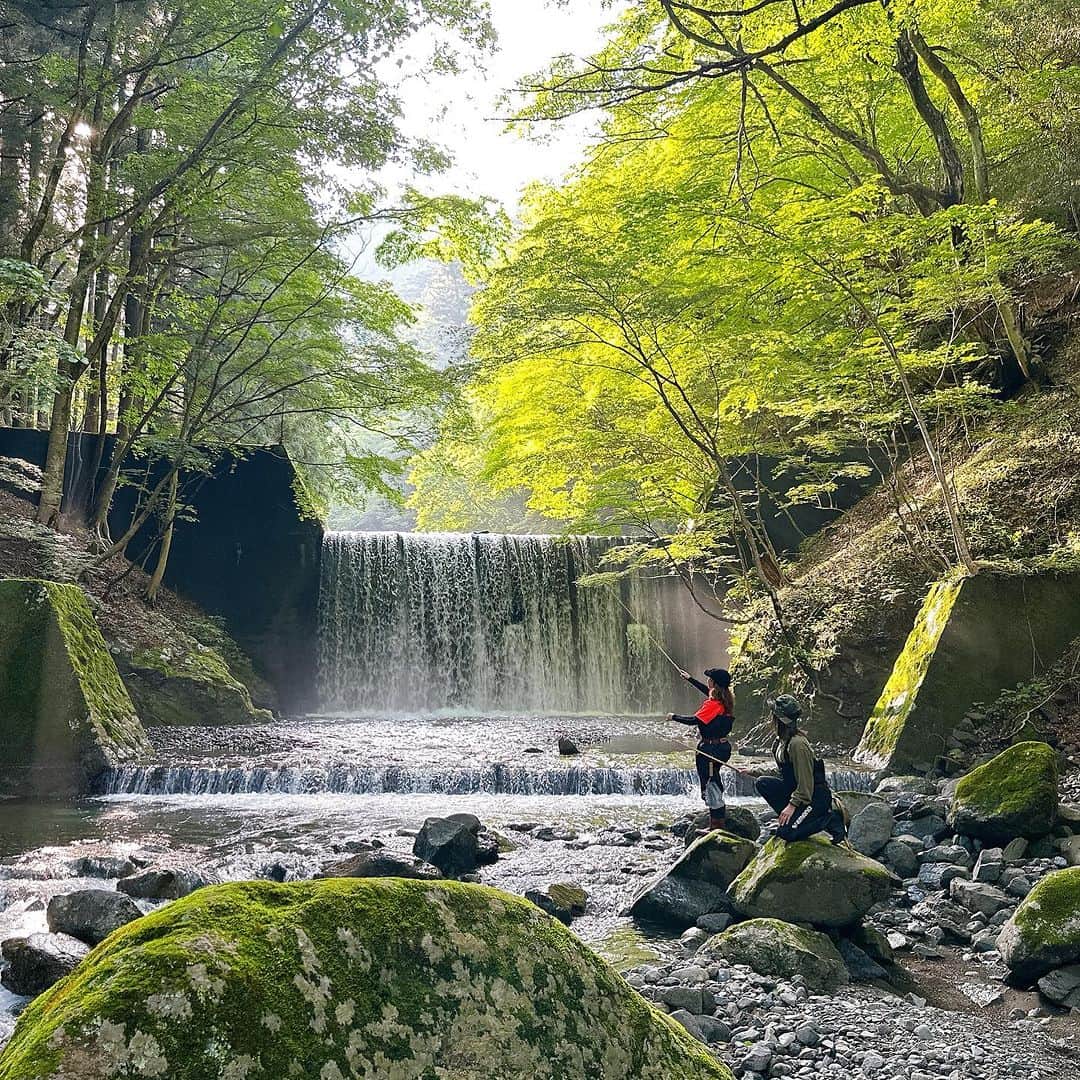 渕上万莉 さんのインスタグラム写真 - (渕上万莉 Instagram)「休日は釣りに夢中‼️  今回は神奈川県の#丹澤ホーム で #てんから　に挑戦🎣 してきました⛰✨  絶景のマイナスイオンと 虫とヒルと水没と…。  最高な体験ができました🐯🌴✨  前回のアユ釣りでは にっしゃん1人水没でしたが 今回は…❓  初回OAは 今週末土曜日20:00〜21:00 BS釣りビジョン📺  見てねっ❤️  そして明日からまた休日ロケが始まります🌴☀️  次回はなんと 『湘南でサップfishing⛵️』 こちらも水没確実案件ですね😑🌊  『水着ありますか❓』 って聞かれたけど😑😑 ないわっ（笑）‼️🐖  機材だけ水没させんように気をつけます🎤😑✨  早朝、大阪から車で向かいます🚗☀️ 長い道中、おすすめのサービスエリア&おススメグルメ教えてー☺️🙏🏽🍔  めちゃくちゃ楽しみやなぁ😆😆⛵️🎣 何釣れるんやろなぁ😆🌴  天気がちょっと心配なところなんやけど 天候情報をしっかり確認しながら行ってきます😆🌊🎣  #休日は釣りに夢中  #釣りビジョン #てんから釣り  #渓流  #渓流釣り  #毛鉤 #毛鉤釣り  #毛鉤作り  #吉田毛鉤 #にっしゃん #フッチー」7月11日 11時10分 - mari_fuchigami